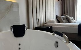 Family & Business Sauna Apartments No 8 Zlota Centrum Downtown Premium Spa - 3 Bedroom With Private Sauna, Jacuzzi, Balcony, Parking -Piekny Apartament